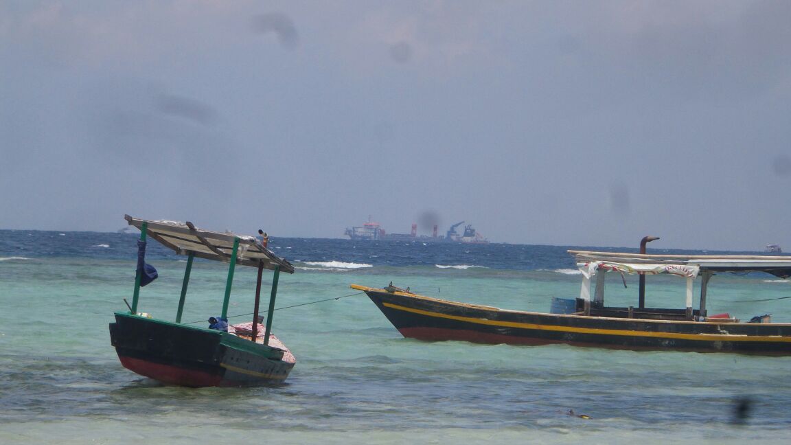 Photo 4_boats in Jakarta bay_dredging in background