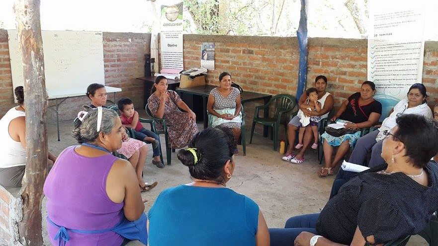Mujeres Ambientalistas organises a community meeting in Comunidad Cuevitas Metapan 2